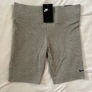 Nike Women’s Large biker shorts